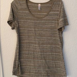 Medium Lularoe classic tee